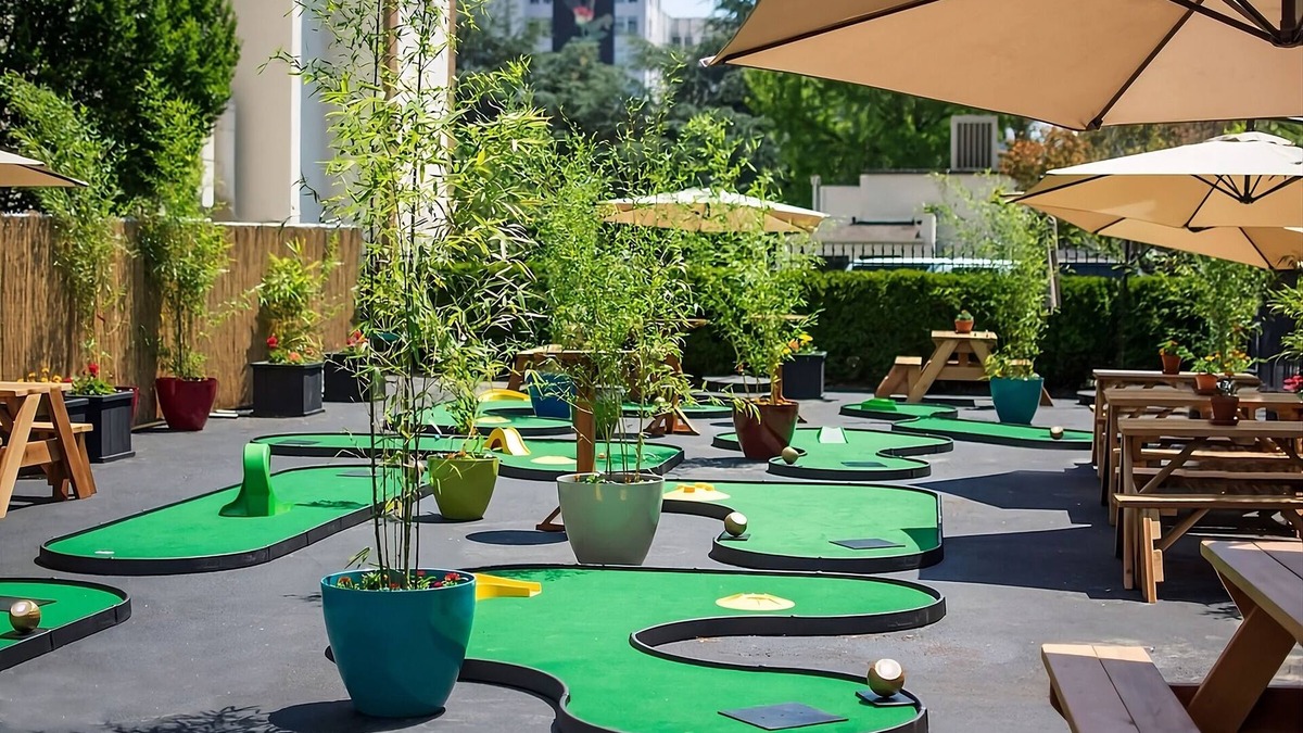 Goose Hollow Hotel | Pleasant Stay! 3 Comfortable Units, Onsite Mini-golf Course, Pop- Up Cinema!