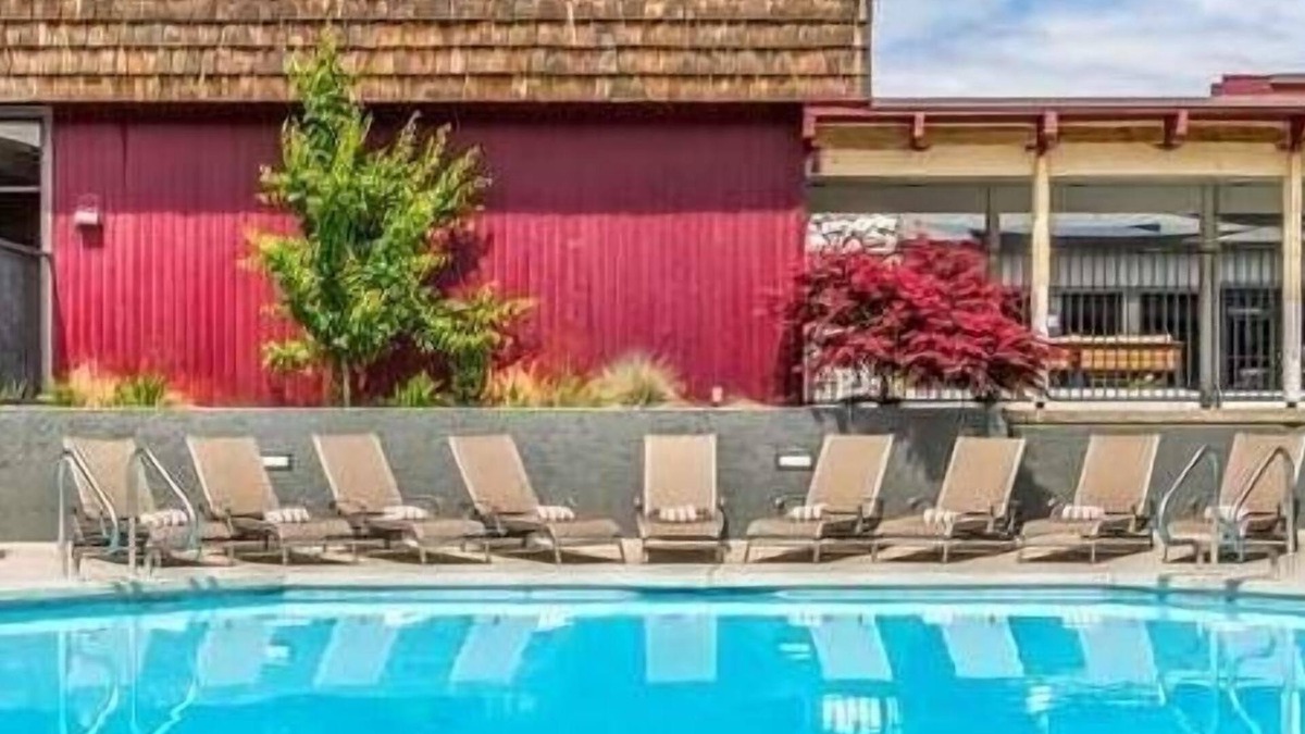 Tri-Cities Hotel | Pleasant Stay! Accessible Unit Close to Atractions! w/Pool, Pet-friendly too!