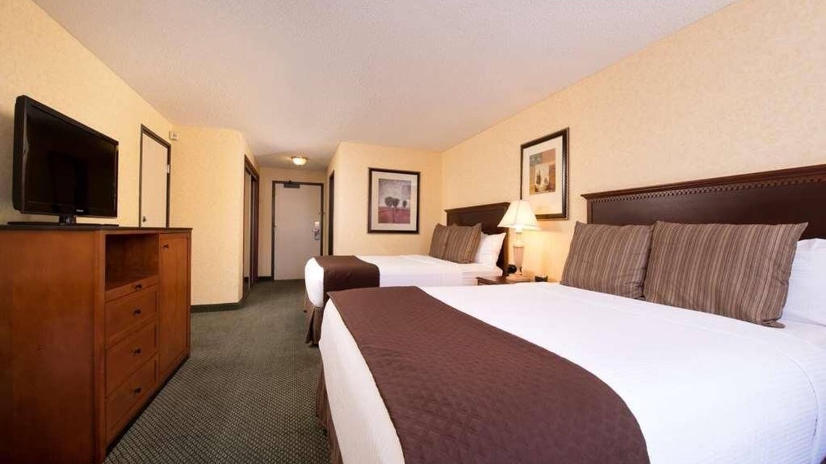 Tri-Cities Hotel | Pleasant Stay, Convenient Location! 3 Contemporary Units w/FREE Parking, Pool!