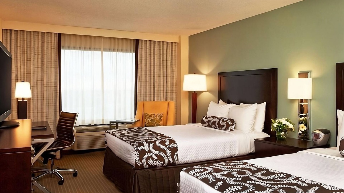 Eagan Park Hotel | Pleasant Stay, Convenient Location! Outdoor Pool, Parking, Pets are Allowed