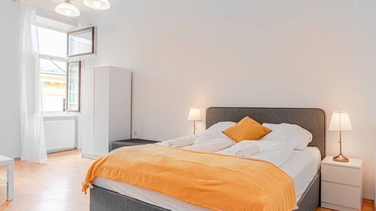 Wahring Apartment | Pleasing 2BR Apt. AKH-Perfect for Groups