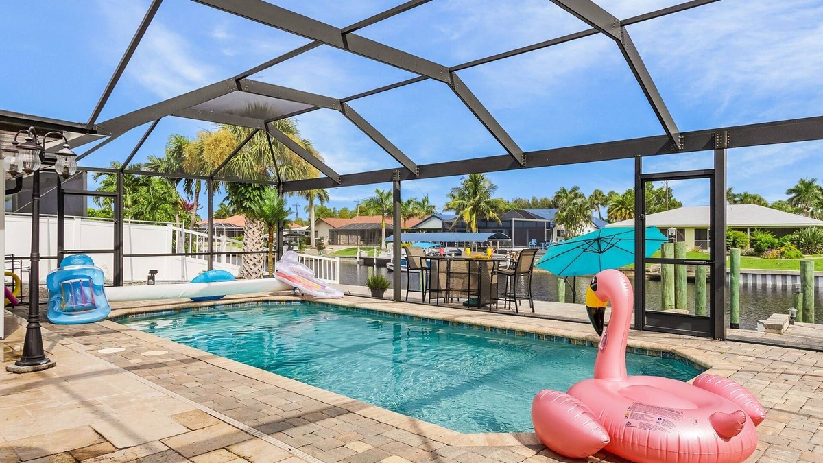 Caloosahatchee House | Plunge into Joy & Canal Charm - Funscape Canal