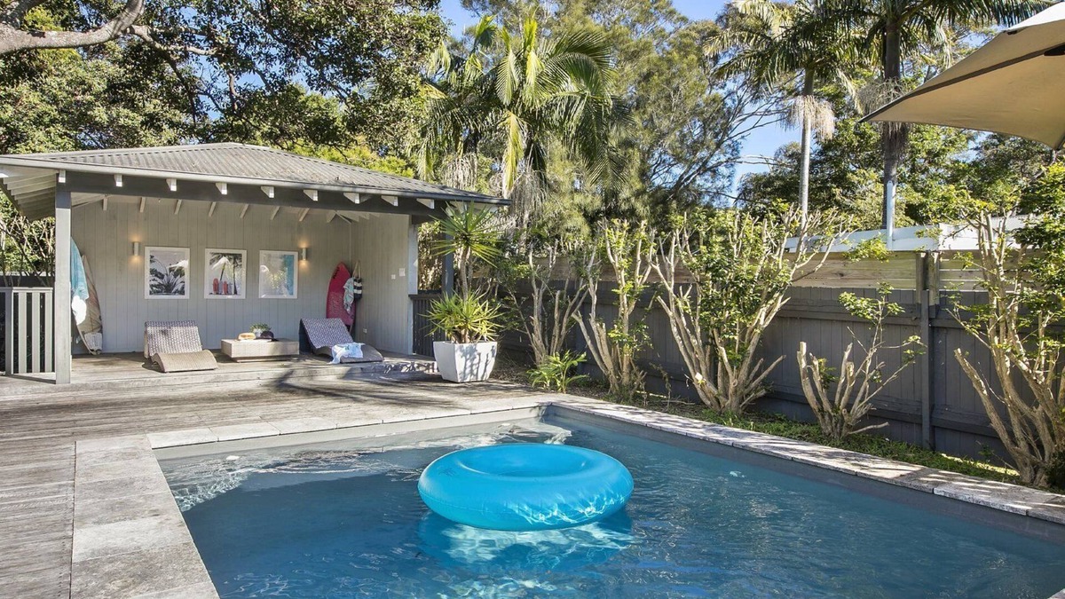 Macmasters Beach House | Plunge pool and flat 100m walk to beach