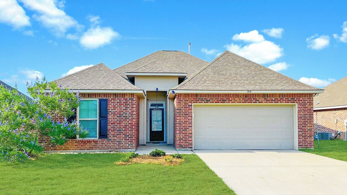 Lake Charles House | Plush Beds|High-Speed Wi-Fi| Workspace