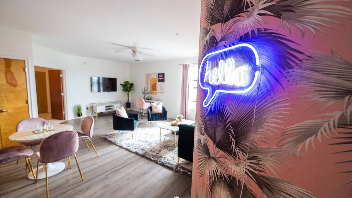 Atlanta Condo | Plush Palm Paradise - West End