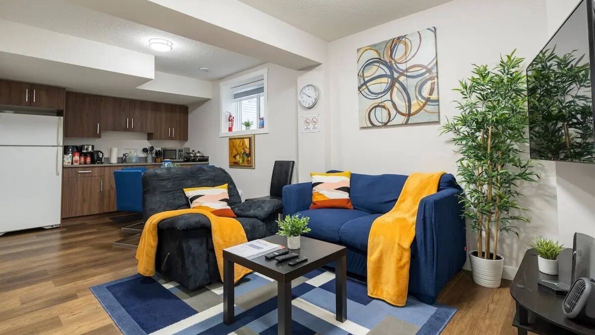 Airdrie House | ♡ Plush Suite with | Pet Friendly | Fast Wi-Fi | Perfect for Long Stays ♡