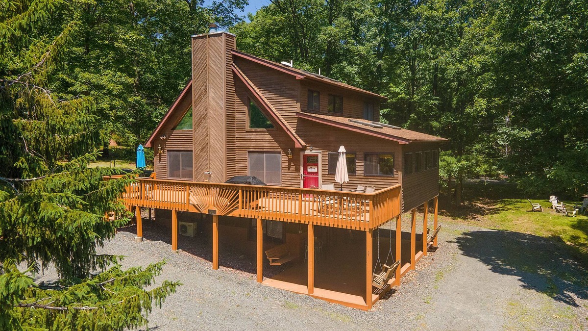 Lakeville Ski Chalet | Pocono Chalet- walking distance to Lake Wallenpaupack- 3 Full baths