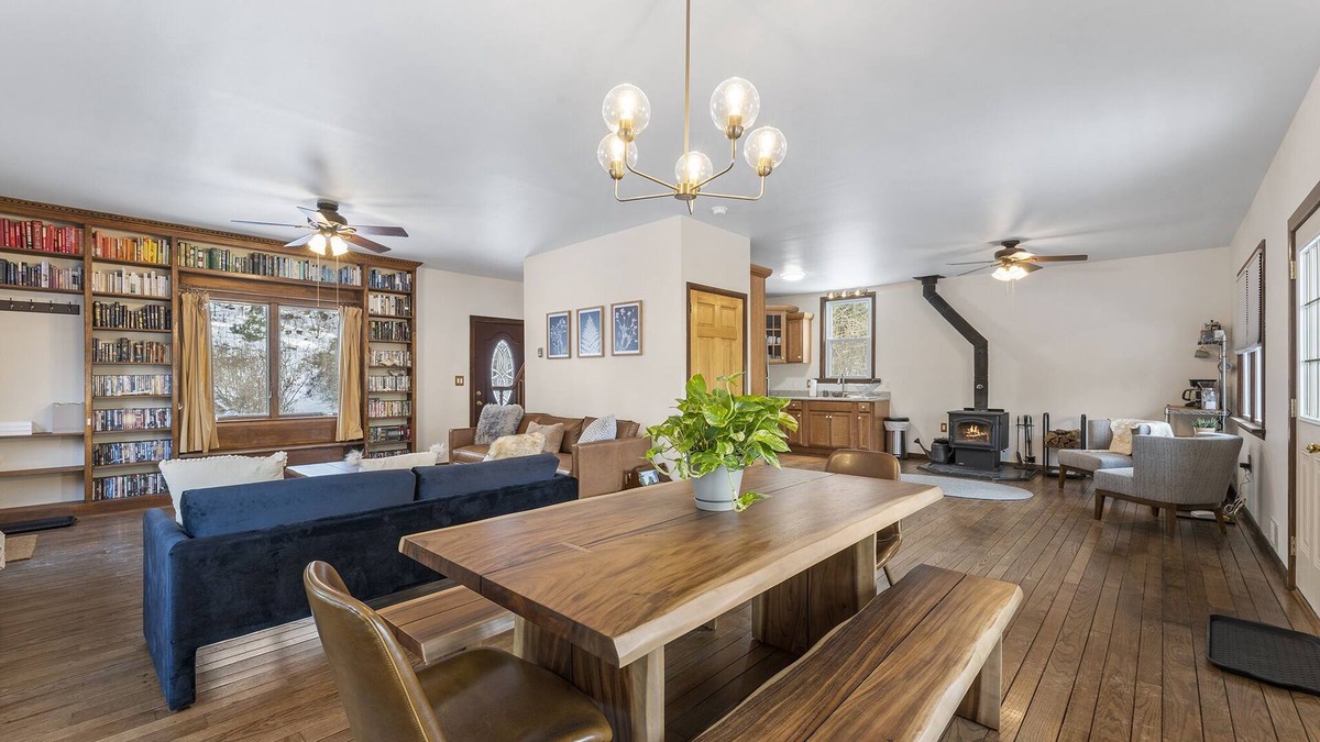 Milford Cottage | Pocono Cottage-Views-Streams- ISLAND -Family Fun!