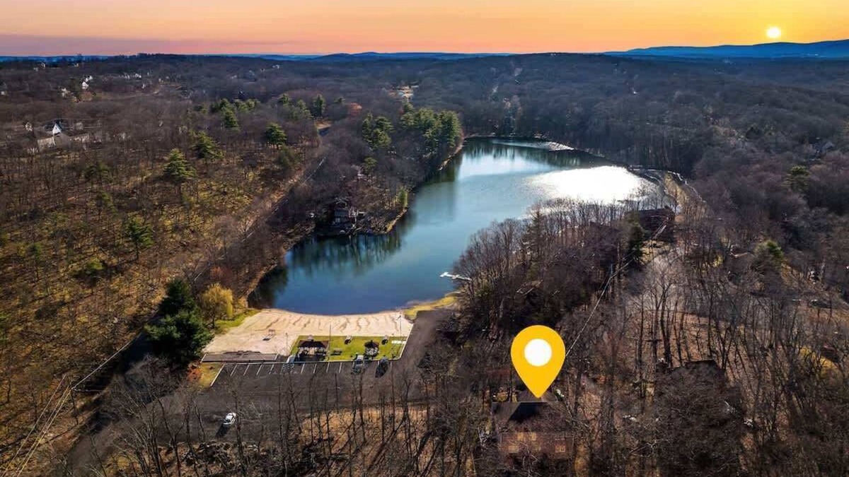 East Stroudsburg House | Pocono lakeside retreat - Pool Table - Fire pit