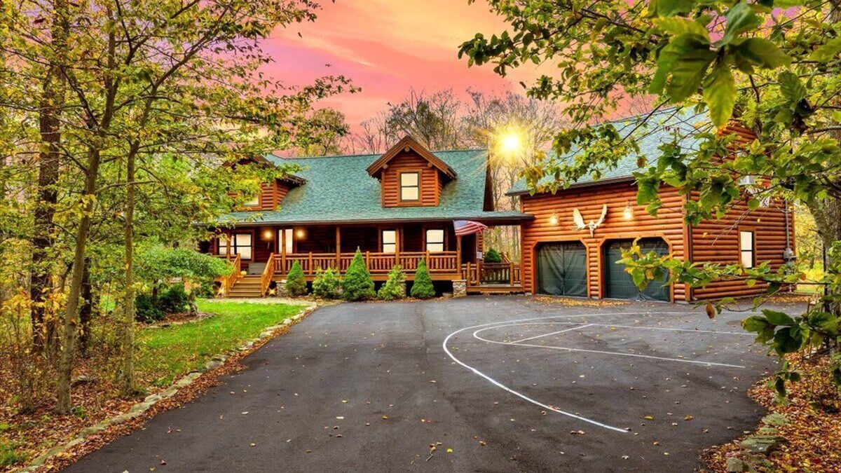 Gouldsboro Cabin | Pocono Log Cabin |Gold Star Community | Hot Tub