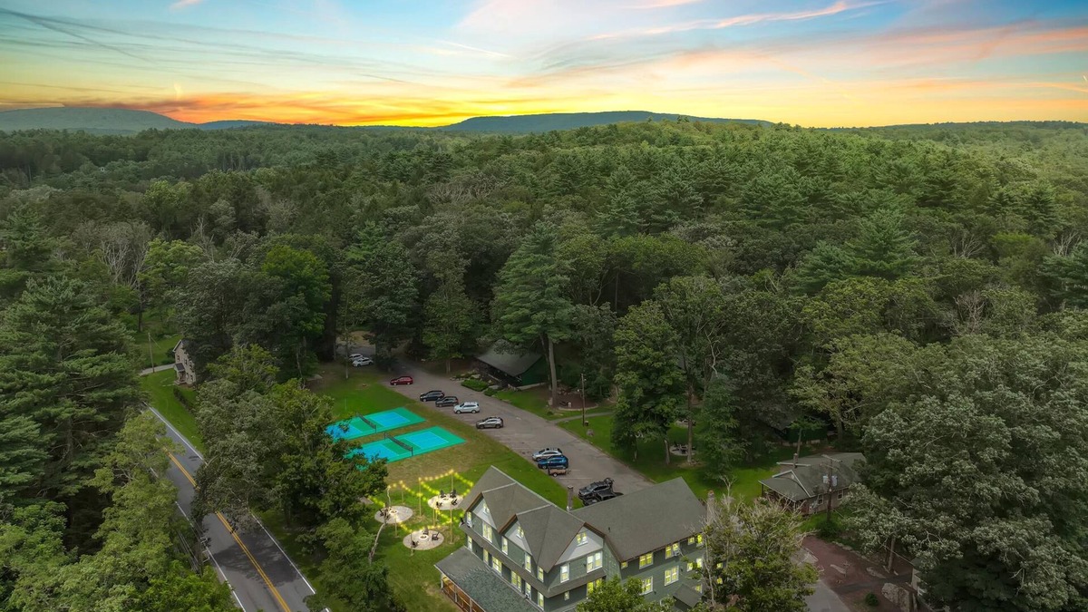 Canadensis Hotel | Pocono Modern Vaulted Pine | Firepits | Pickleball