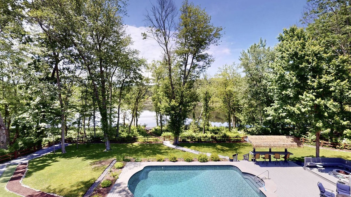 East Stroudsburg Cabin | Poconos Idyllic Lakefront House 12ppl Gameroom Hot Tub Firepit
