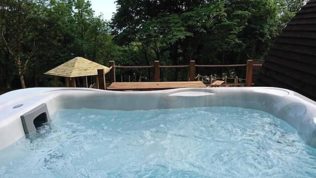Laugharne House | Pods @ Broadway with Hot tub