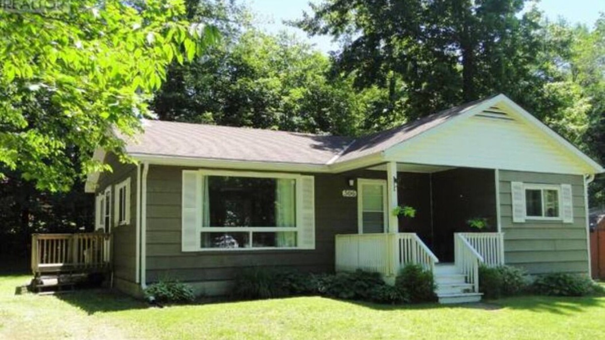 Huron-Kinloss Cottage | Point Clark Cottage Getaway