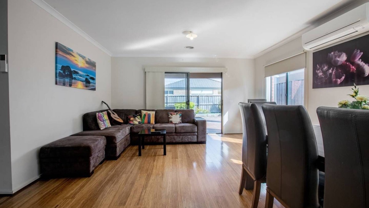 Point Cook House | Point Cook Home with a beautiful view in salt water