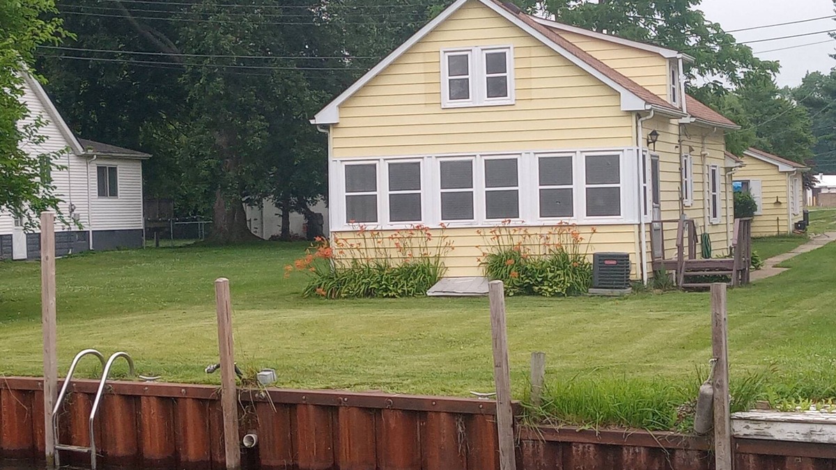 Algonac House | Pointe Haven with or without Pontoon
