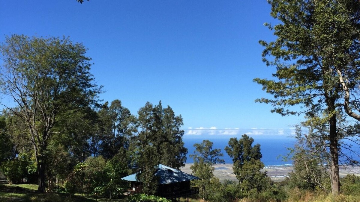 Holualoa House | Pole House On Wooded Estate With Fabulous Coastline And Mountain Views