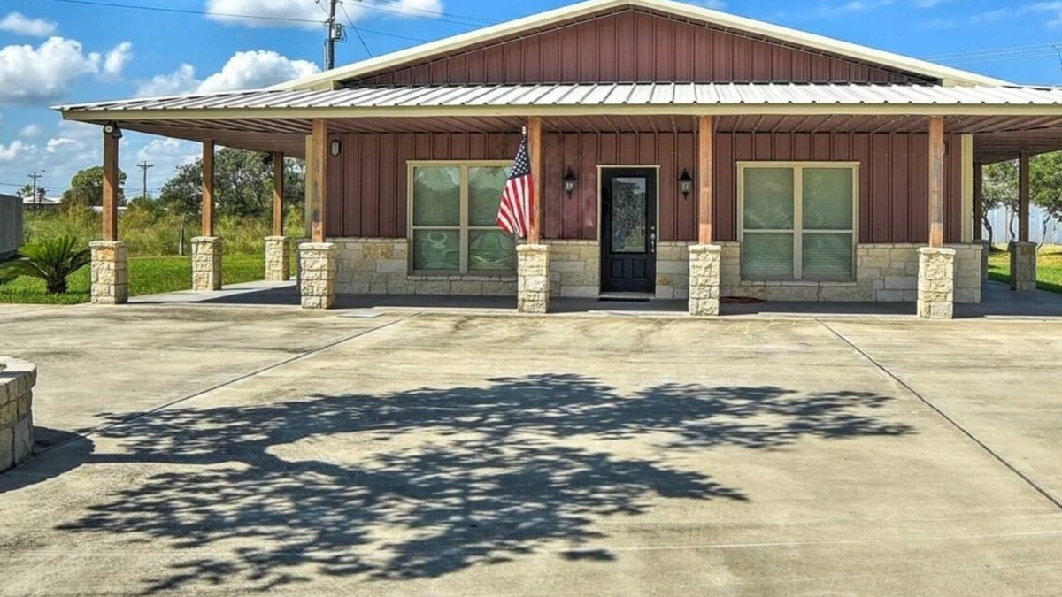 Port O Connor House | Polish Paradise - 3 Bedroom, 2 Bath Barndominium