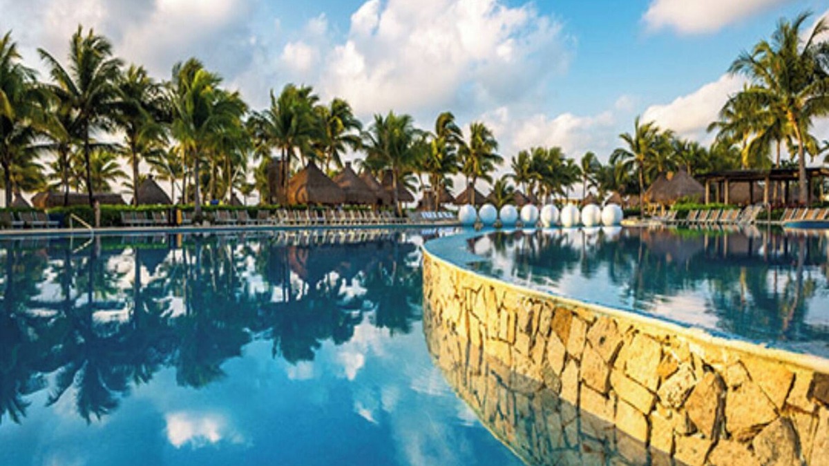 Centro Hotel | Polished hotel in a beachfront resort complex with a restaurant and outdoor pool