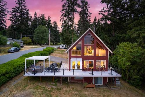 Oak Harbor House | Polnell Point Lookout by AvantStay Water Views Hot Tub Large Patio