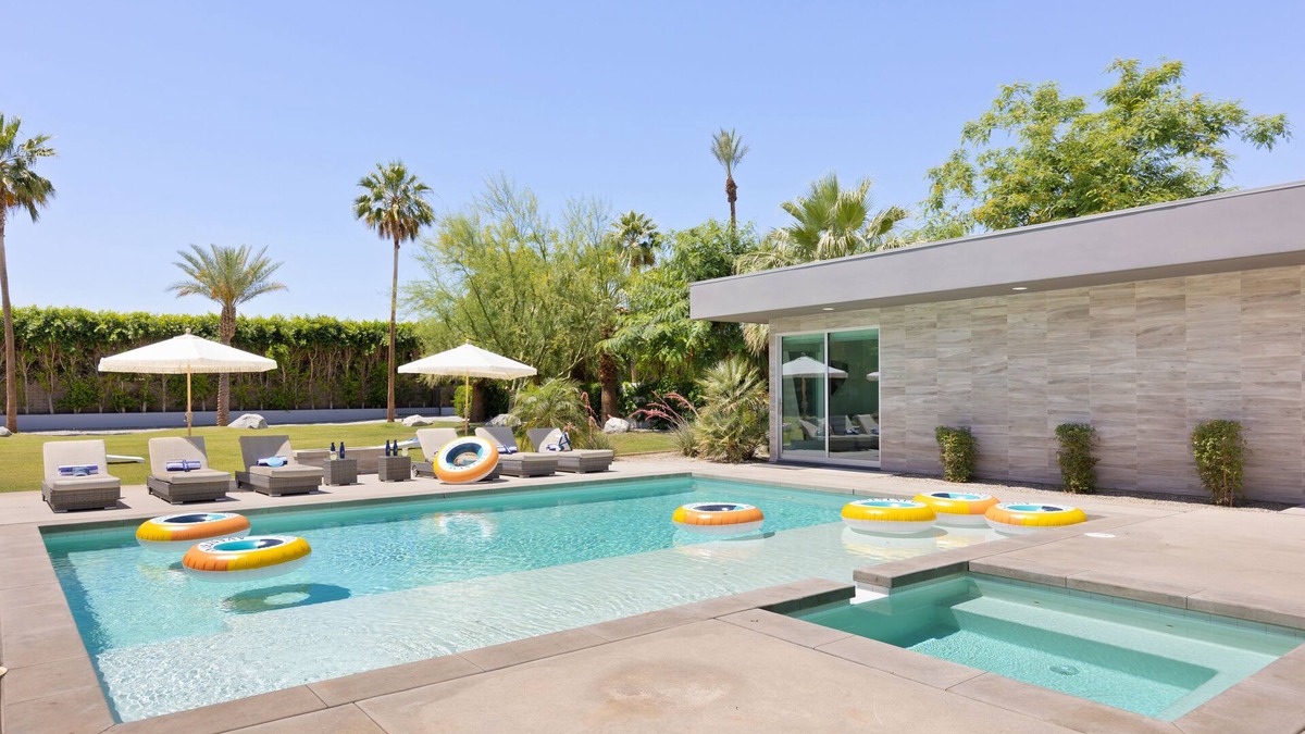 Indio Cottage | Polo Villa 10 by Avantstay Backyard Oasis w/ Putting Green 260320 6 Bedrooms