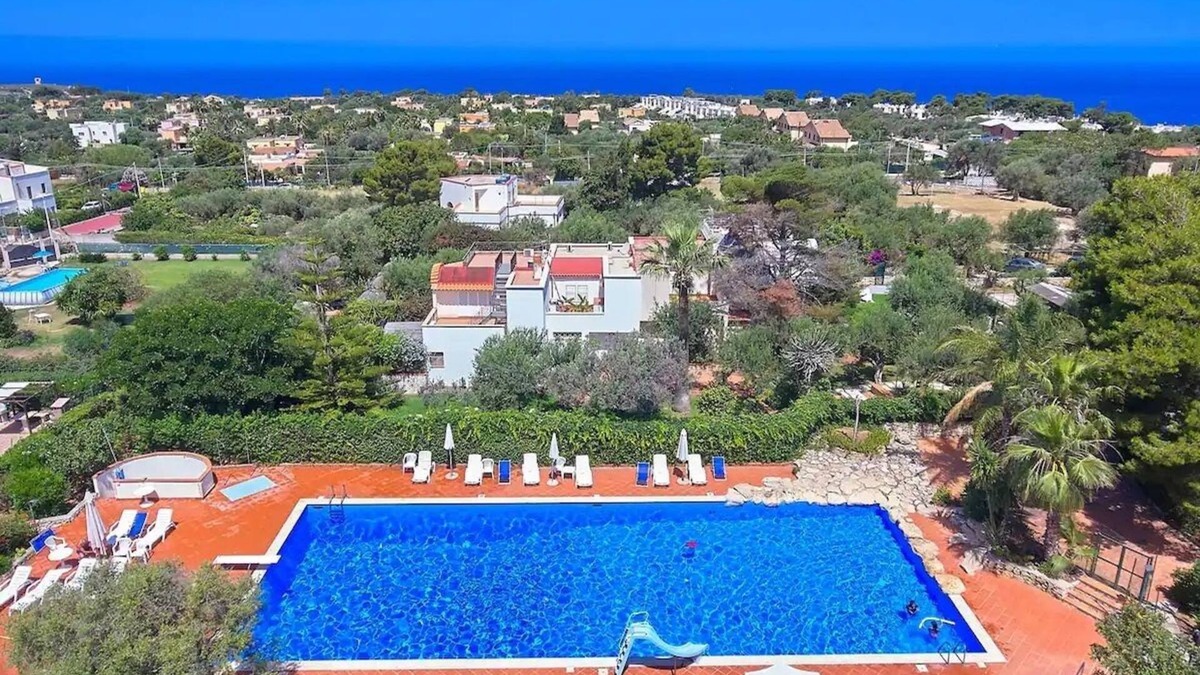 Terrasini House | Pomegranate house with Jacuzzi and garden