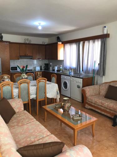 Pomos House | Pomos Small Sunny House