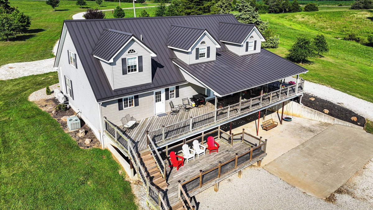Fortuna House | Pond Access & Fishing: 'Cedar Lodge' in Versailles