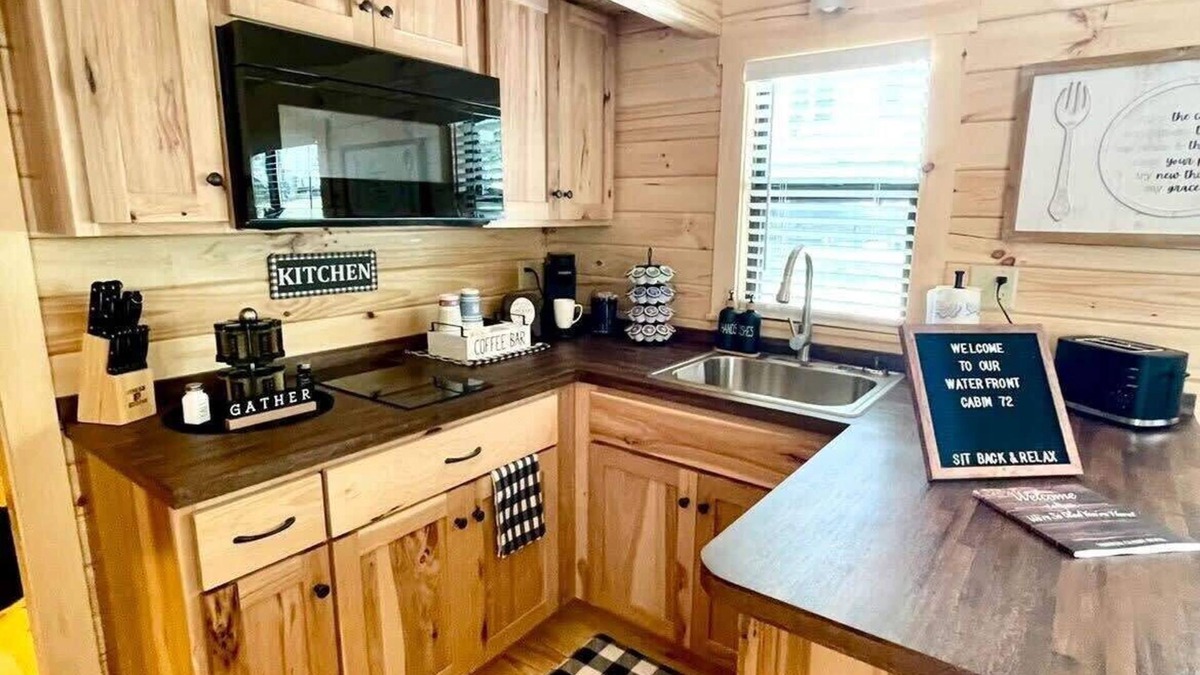 Jonesville Cabin | Pond View Cabin near Ark Encounter with Loft
