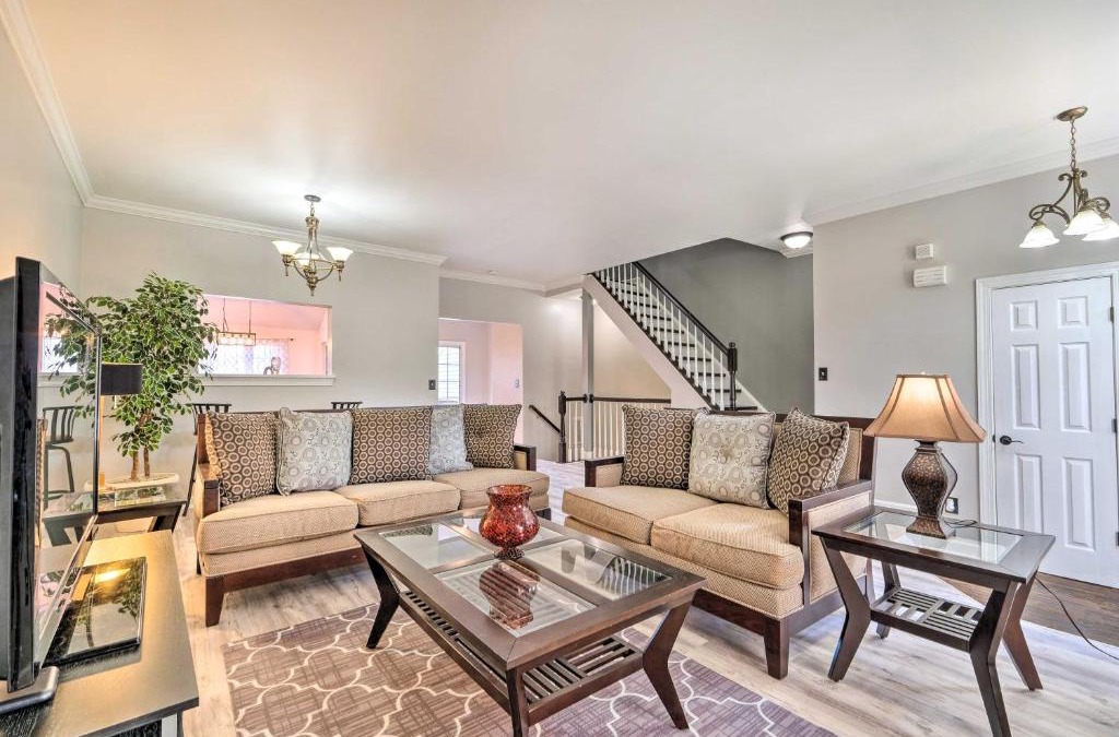 Woodbridge House | Pond-View Deck and Pool Table Woodbridge Haven!
