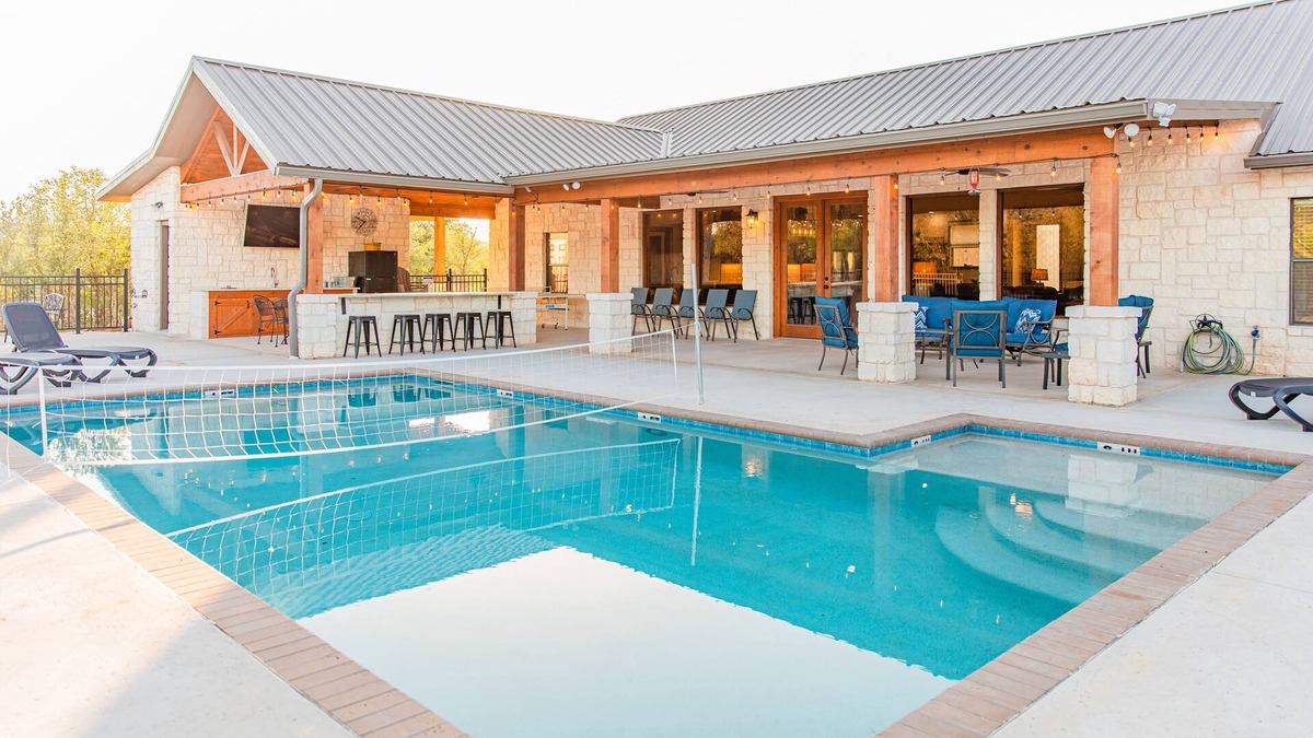 Sabinal House | Ponderosa Paradise @ Buchanan Vacation Homes - Luxury Lodge/Pool/Basketball