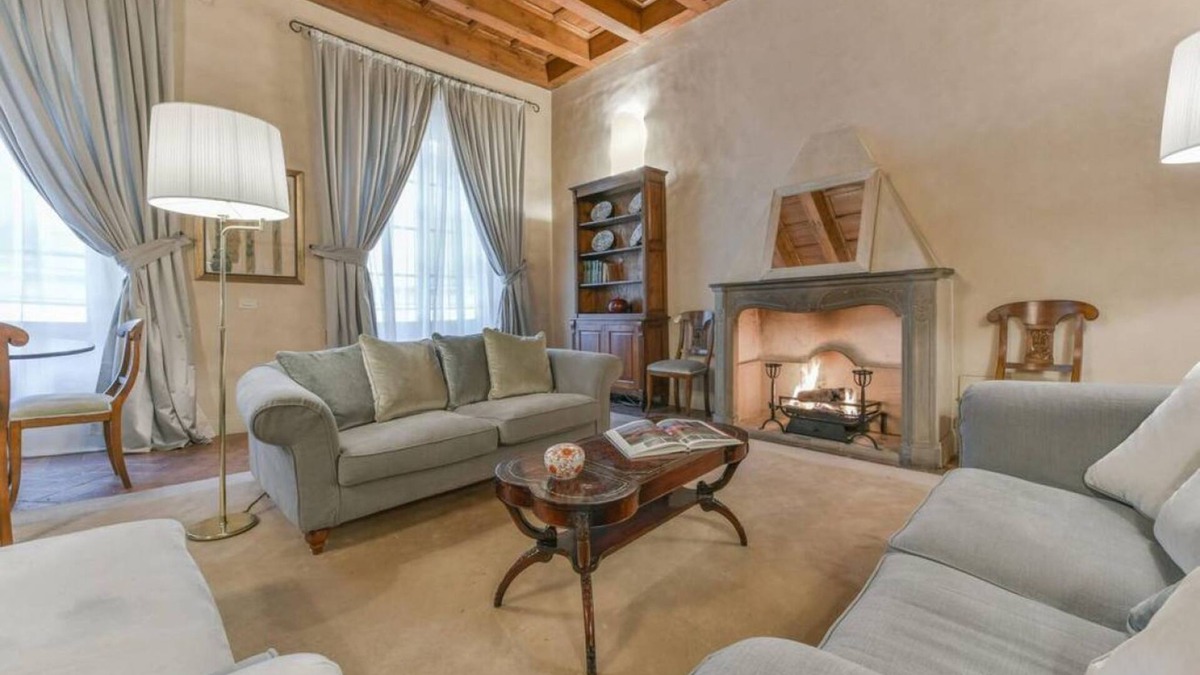 Santo Spirito Apartment | Pontormo large apartment with fireplace in Oltrarno