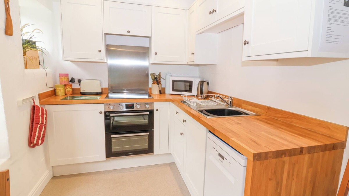 Middleham Cottage | PONY CUBE COTTAGE, pet friendly, with open fire in Middleham