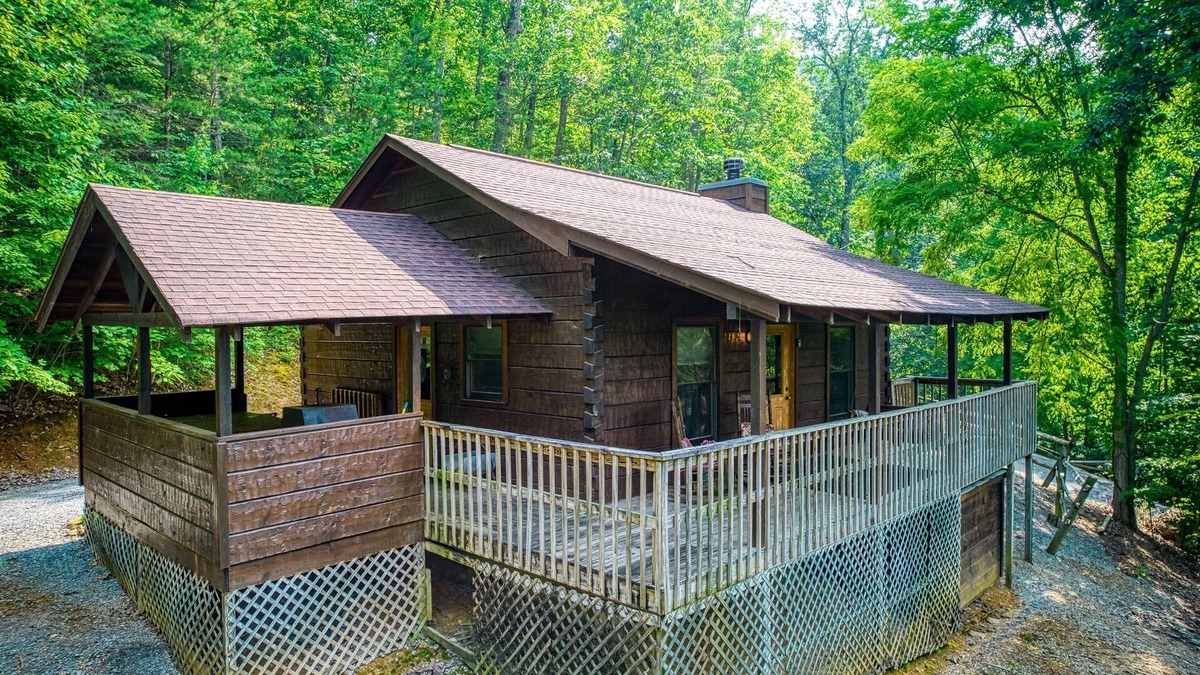 Sevierville Apartment | Pooh Bear, Hot Tub, WIFI, $685 FREE tickets each paid day!