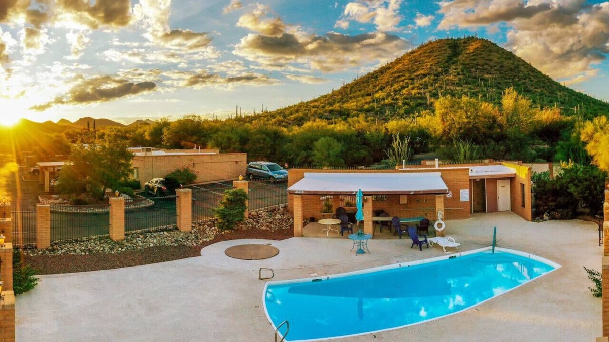 Westside Development House | Pool/2 BR/2 BA/Patio/Near JW Marriott