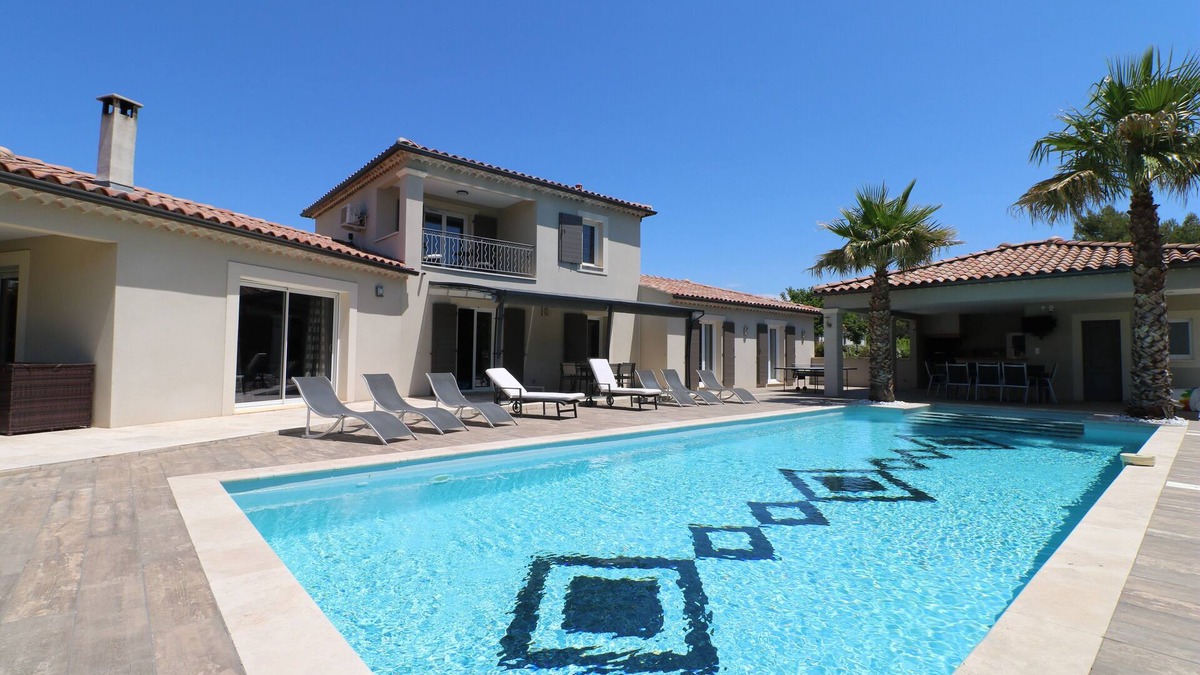 Carpentras House | Pool, 4 chambres, 4 SdB, clima, cuisine extérieure, grands jardins, aire de jeux