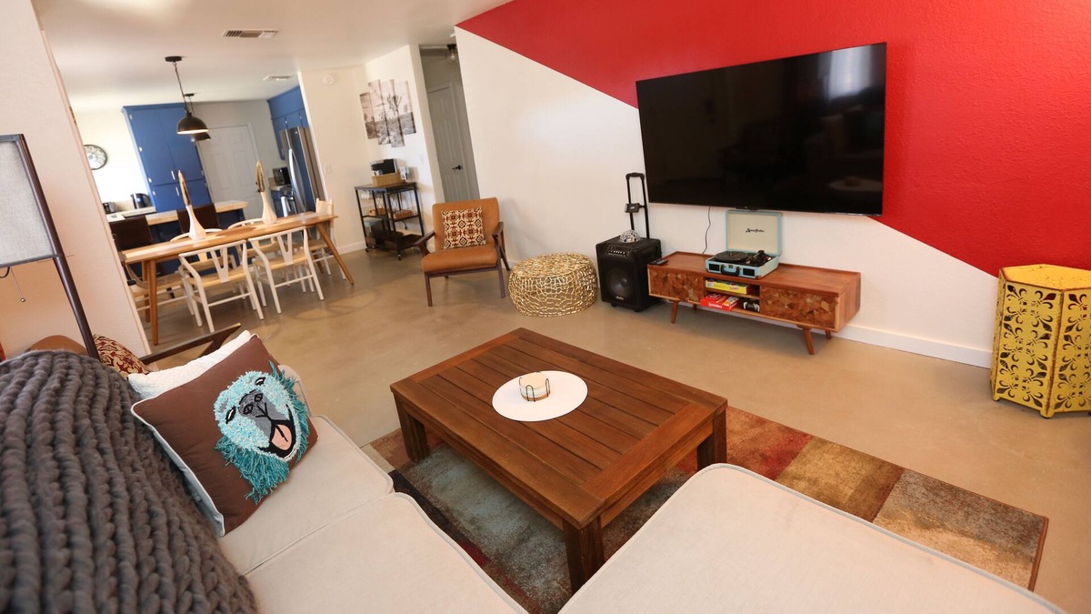 Joshua Tree House | POOL .. All KING BedS .. 5 Min to Natl Park .. Karaoke .. LOADED w/ Amenities!