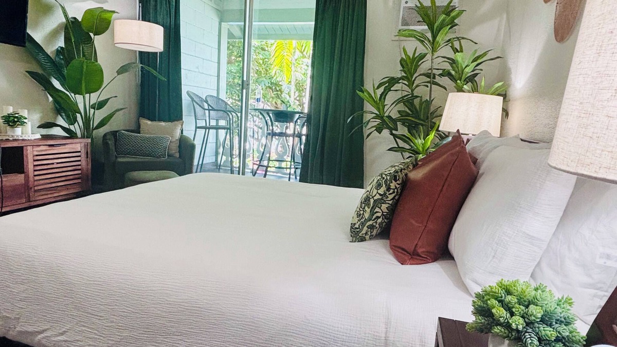 Historic Kailua Village Apartment | Pool and Hot Tub - Romantic and Luxe Walkup Studio in the heart of Kailua-Kona