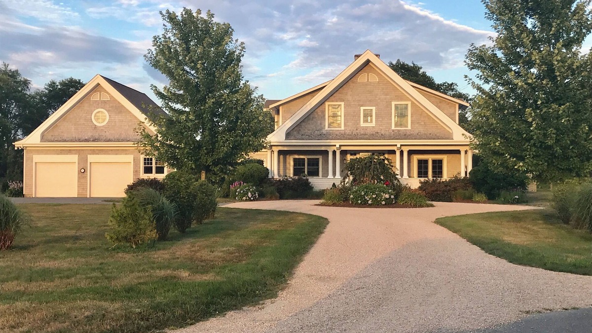 Middletown House | POOL AND PICKLEBALL within beautiful country setting close to Newport & Beaches