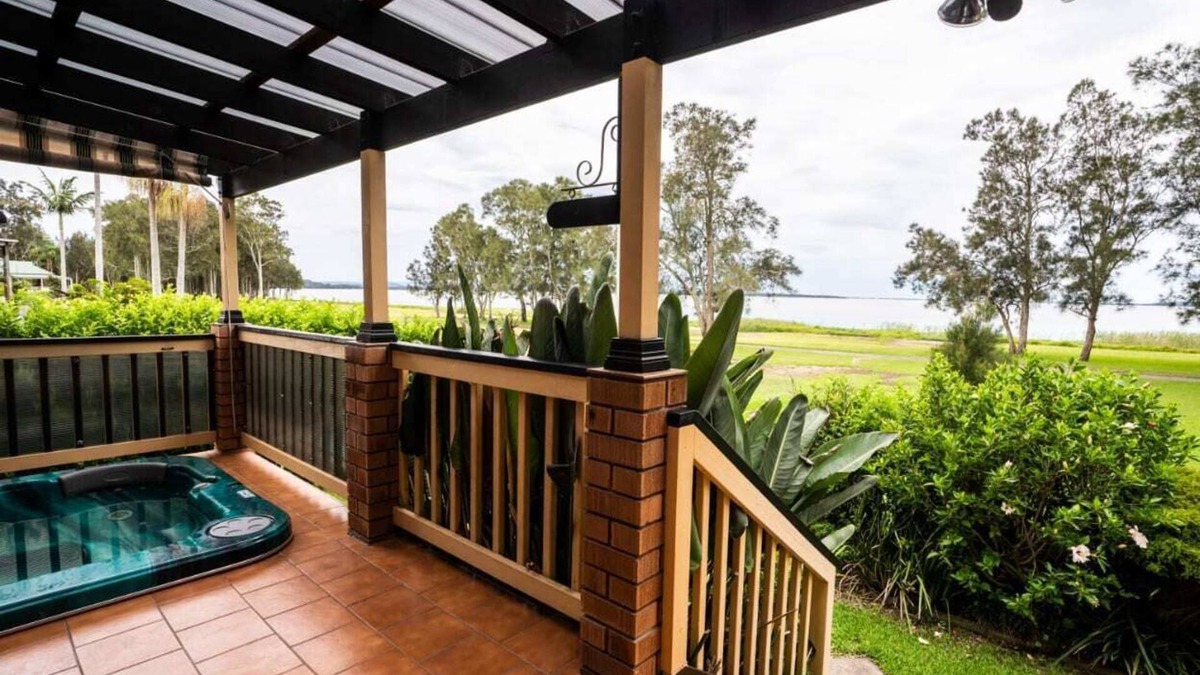 Killarney Vale House | Pool and Spa on the Lakefront - Killarney Vale