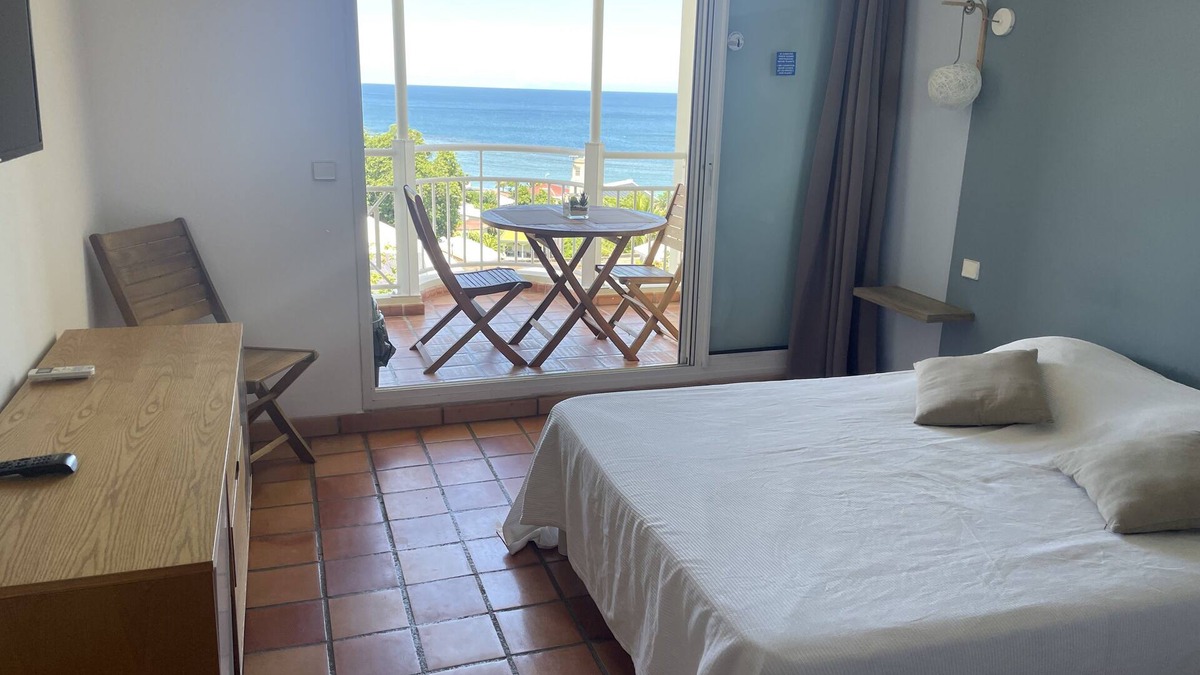 Tartane Apartment | Pool apartment with sea view