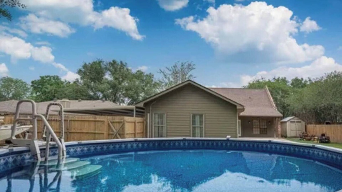 Lafayette House | Pool, Fireplace, Fiber Optic internet & Wi-Fi, gaming router!