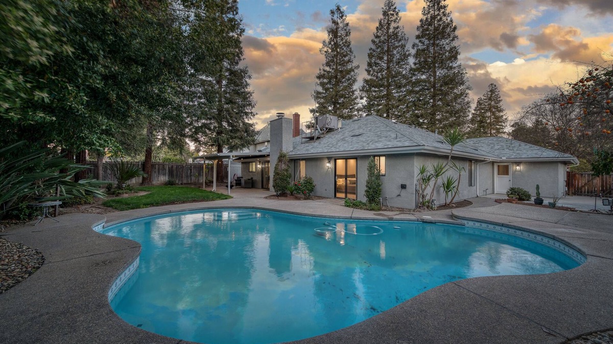 Raisin House | Pool| Game Room|3/2|Sleeps 10:Class Act in Fresno!