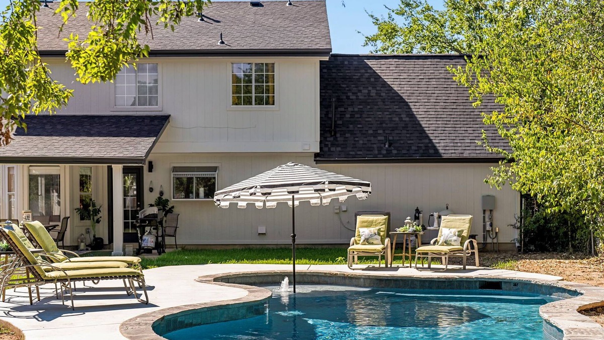 The Hermitage House | Pool Getaway | Movie Room | Games | Yard BBQ Pets