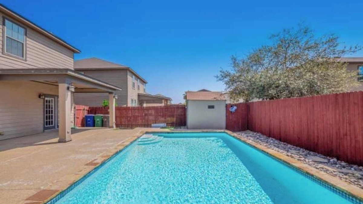 Southside House | POOL HAPPY HOME near Lackland & Downtown
