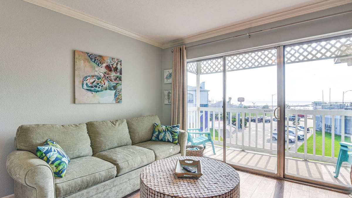Galveston Condo | Pool & Hot Tub Access: Beachside Galveston Condo!
