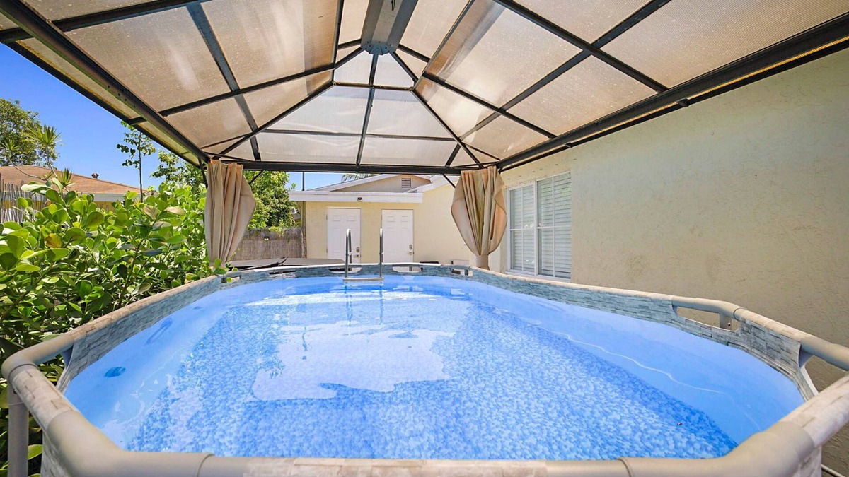 Delray Beach Bed & Breakfast | Pool & Hot Tub Delray Beach Safari Lion's Lodge