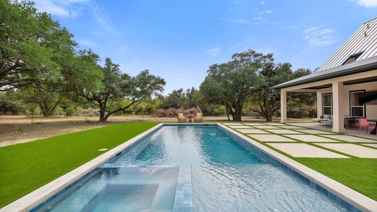 Round Top House | Pool | Hot Tub | Grab Your Gal Pals and Sneak Away for the Weekend | 4 Miles to Round Top