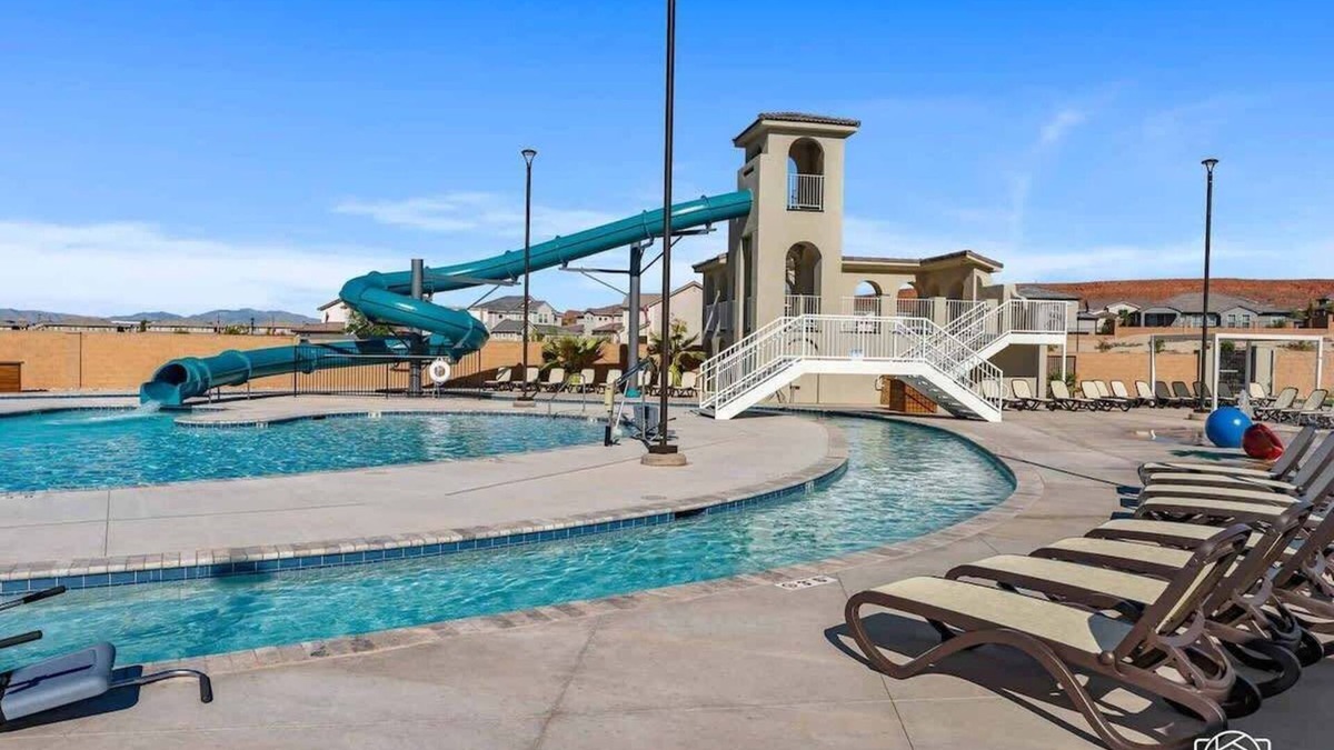 Washington House | Pool & Hot tub, Nearby Air Hockey, Pickleball!