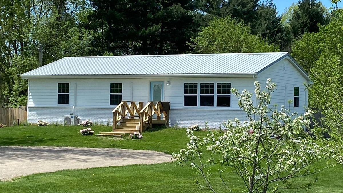 Coloma House | POOL, HOT TUB, PET FRIENDLY FENCED IN YARD RETREAT CLOSE TO LAKE MICHIGAN!